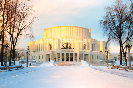 白俄罗斯共和国国家学术大歌剧院和芭蕾舞剧院坐落在明斯克的三位一体山上的一个公园里。