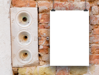 单悬的纸与古代威尼斯砖墙上门铃