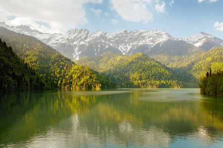 风景秀丽的山湖