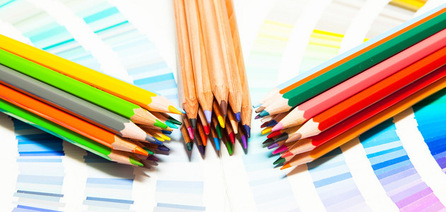 彩色图表和铅笔