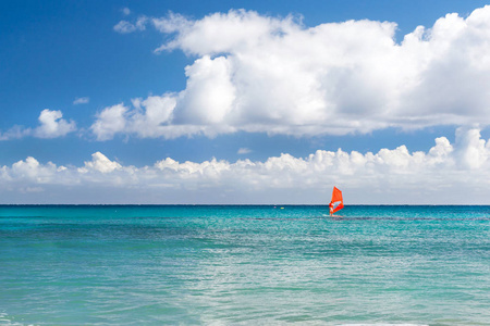 冲浪在海上骑红帆。从阳光明媚的 Livadi 海滩在巴厘岛度假村的景色。雷斯, 克里特岛, 希腊。极端水上运动作为阳光度假活动的