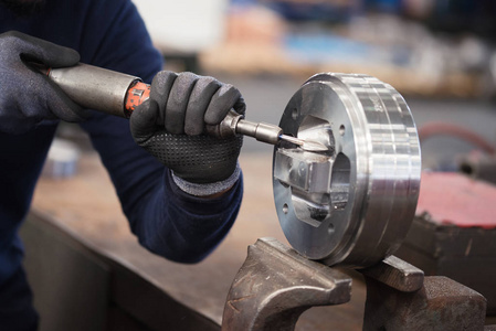 重工业体力劳动工人用磨床, 男子戴玻璃与他的手磨在重工业照片