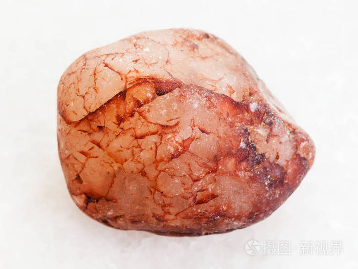 白色大理石上的粉红色石英石卵石