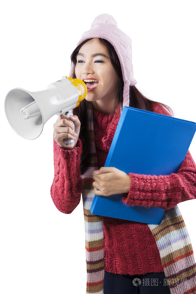 冬天的女学生穿着扩音器喊叫
