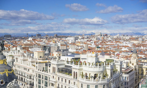 全景鸟瞰的 gran via,在马德里,西班牙,欧洲的首都主要购物街照片