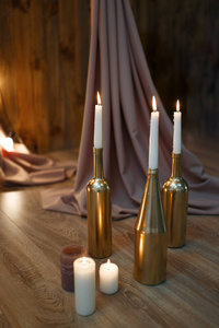 金色蜡烛在黑暗的木质背景下