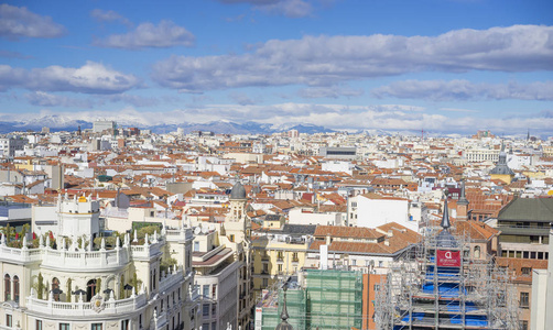 全景鸟瞰的 gran via,在马德里,西班牙,欧洲的首都主要购物街照片