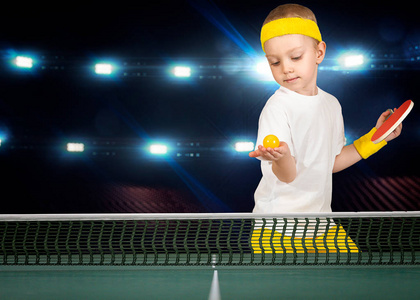 打乒乓球的孩子的肖像