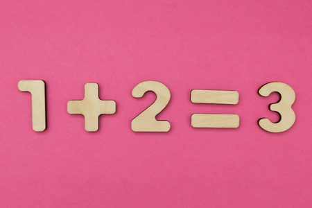 儿童的简单算术。一个加23 在一个明亮的粉红色背景