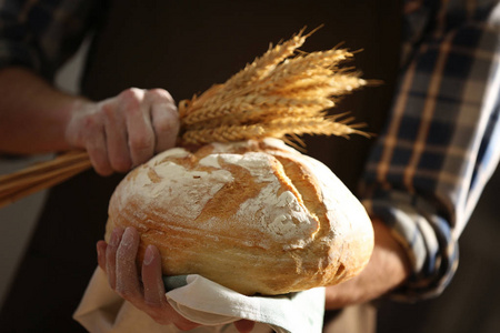 新鲜出炉的面包与男性手