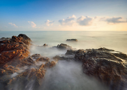 蓝色的海洋，蓝蓝的天空背景