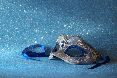 蓝色的女性狂欢节面具