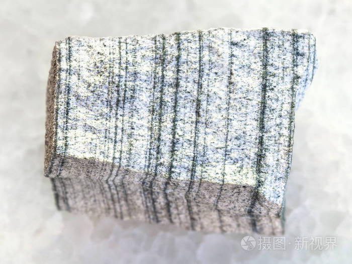 白色大理石上的原矽卡岩石