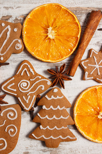 新鲜出炉装饰的姜饼与香料在老木的背景下，圣诞节的时候