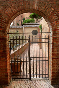 古红砖墙的拱门图片