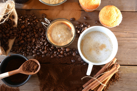 杯热咖啡和松饼