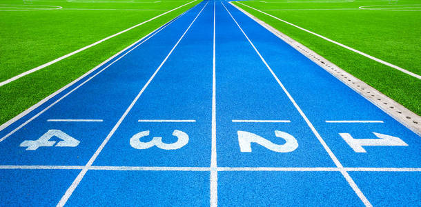 田径体育场跑道蓝线标记照片