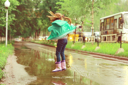 女孩玩户外雨后
