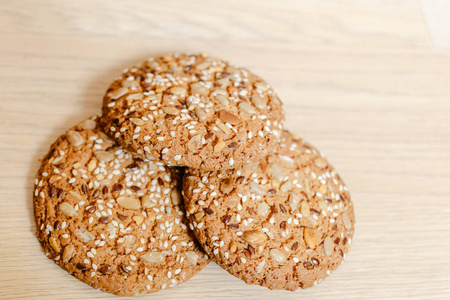 圆的燕麦饼干芝麻,亚麻,葵花籽燕麦饼干照片