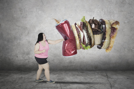 胖女人打不健康食品