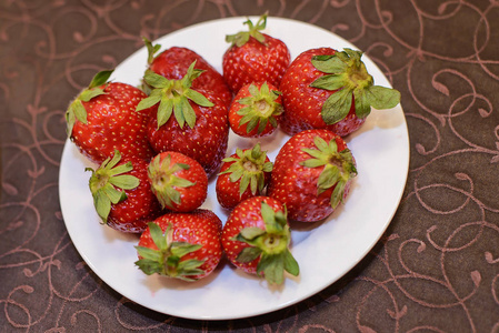 在桌子上的一盘草莓