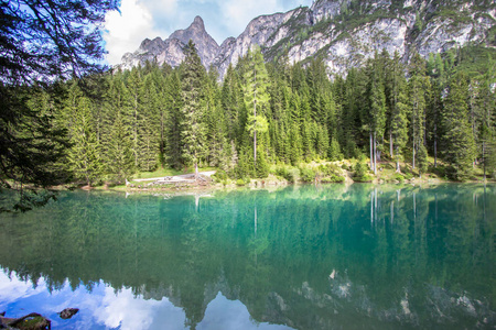 Braies 湖在白云岩, 意大利