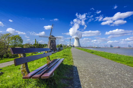在 Doel 镇比利时核电厂的视图