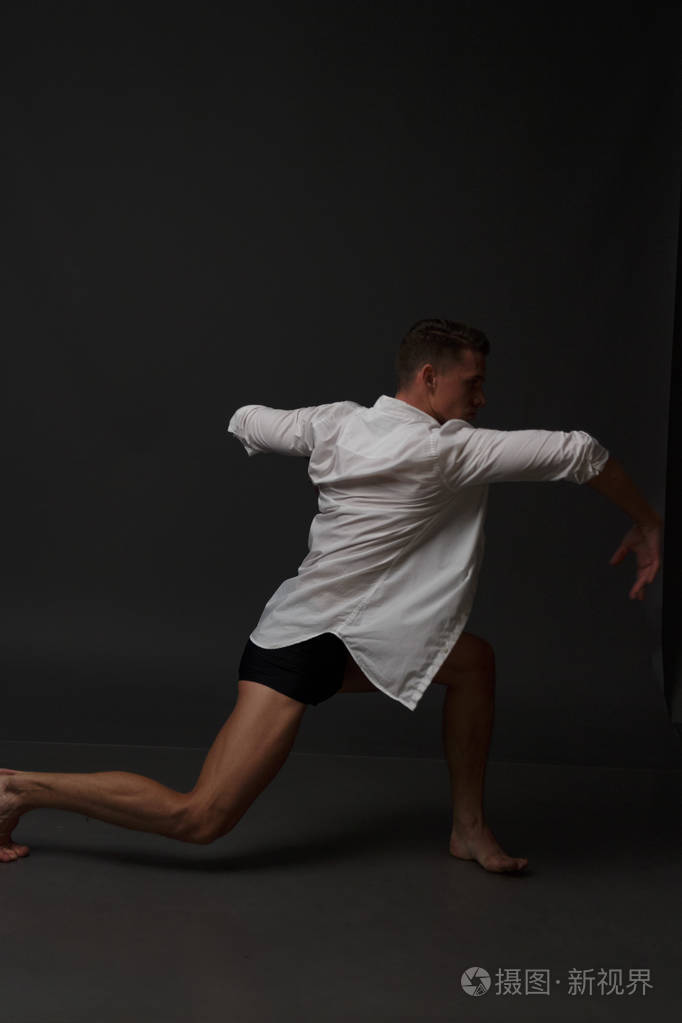 男人用黑色的裤子跳舞