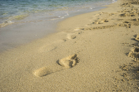 假日地中海场面, 地中海海岸与人的赤脚足迹夏天