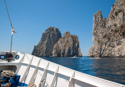 查看从巨贾岩石上意大利卡普里岛上的船