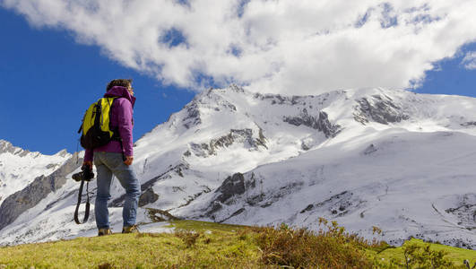 在春天的雪比利牛斯山的徒步旅行者