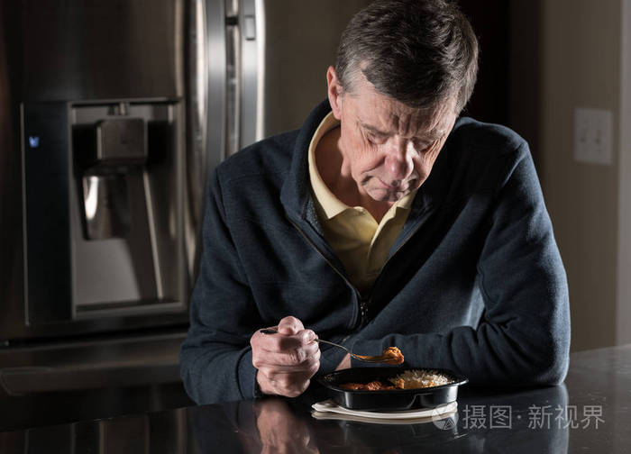孤独老人吃现成饭在桌照片-正版商用图片0n9puy-摄图新视界