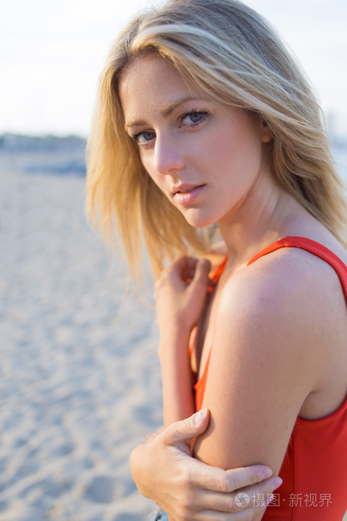 美丽的白种人模特在海滩上摆姿势