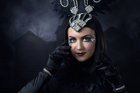 在黑色的水钻和羽毛饰品女人照片