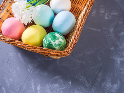 在柳条篮子里画复活节彩蛋。复活节春季和传统节日