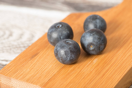 在菜板上的新鲜蓝莓