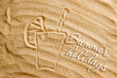 沙子上画了一杯新鲜的果汁, 还有暑假的题词。海滩背景。从上面查看。夏天的概念, 夏天 kanikkuly, 假期, 瞻礼