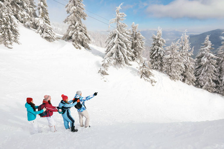 一群朋友在下雪的乡下旅行。寒假