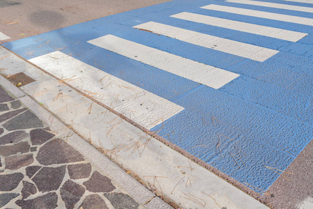 背景 行人过路, 即人们使用的道路安全, 不被汽车击中, 白色和蓝色斑马条纹, 涂在黑色沥青, 在威尼斯中心, 意大利