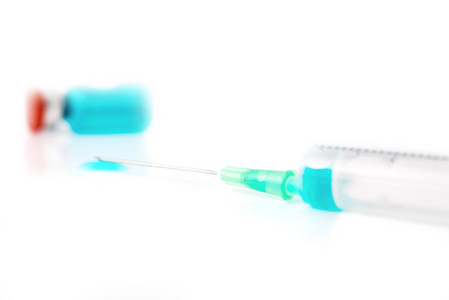 注射器和一瓶与分离的白色背景上的一种疫苗
