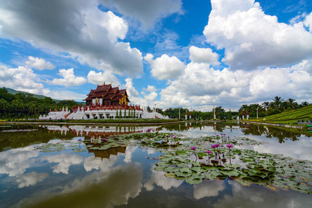 池塘镜面反射的夏云和皇家公园拉加普鲁克在清迈，泰国馆