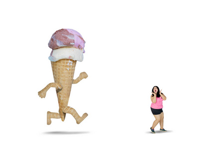 大冰淇淋追逐胖女人在工作室