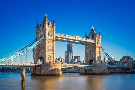 在日出与湛蓝的，伦敦，英国的伦敦塔桥