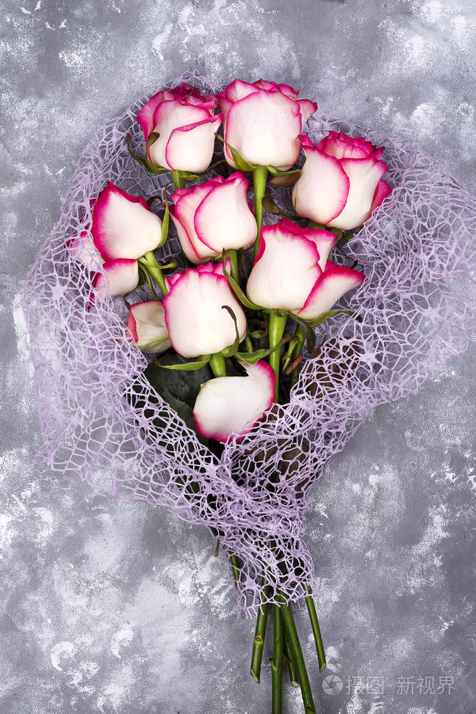 石桌上的红白玫瑰花花束