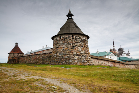 索洛维茨基修道院与 Korozhnaya 塔前景