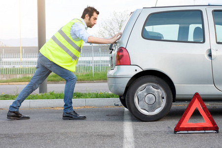 老翁推他的车后引擎故障照片