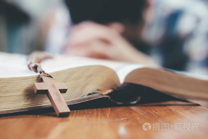 人祈祷, 双手紧握在她的圣经