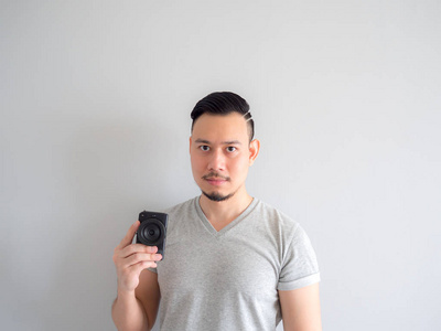 男子手持 mirrorless 相机, 并尝试拍照照片