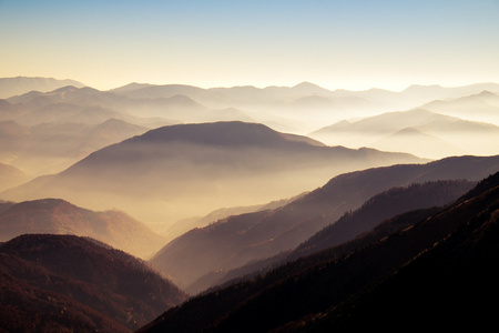 美丽的景色朦胧秋日的小山和山在斯洛伐克