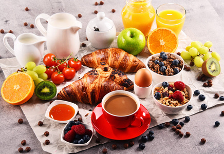 早餐有咖啡 果汁 羊角面包和水果